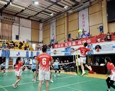 田径小组赛掀起高潮，剑门巨龙队淘汰对手蓬莱迅豹队，战至最后一刻——边路成突破口(小小跑道长又长运动健儿逞英豪)