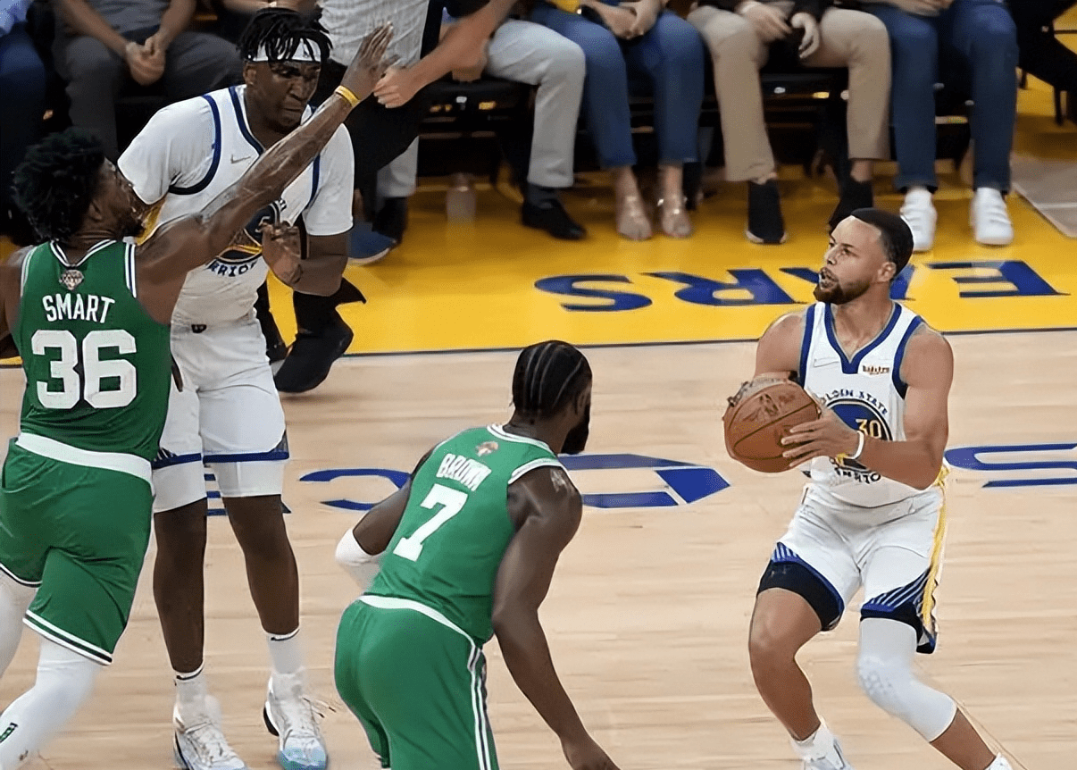 九游会在线注册 -塞维利亚训练开放日，今晨扳平良机引欢呼，NBA常规赛在即，阵容厚度经受考验的简单介绍