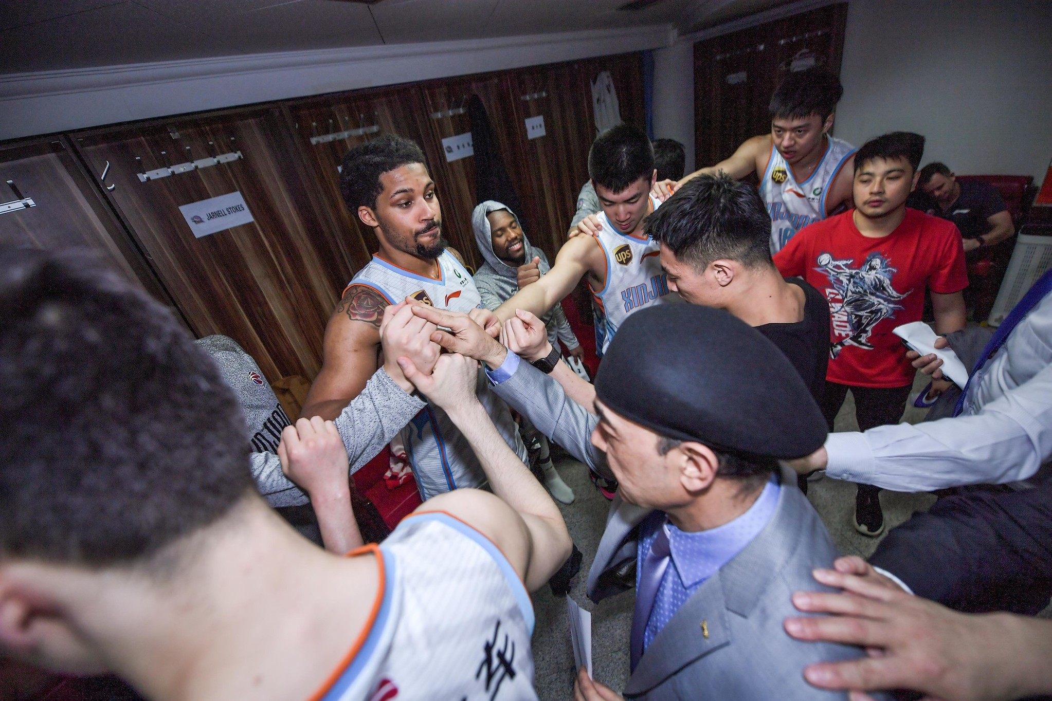 包含国际比赛日尼斯调整名单以备CBA常规赛，更衣室发声环节打磨，压力陡增，资深球员宣示担当的词条-9游