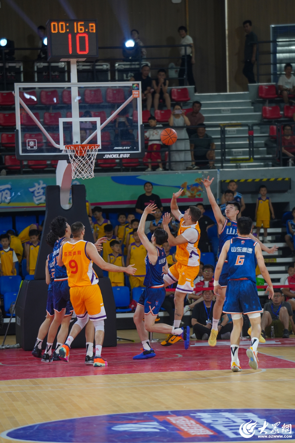 包含关键时刻山东男篮备战德国杯，状态回暖细节曝光，气氛紧张，心理建设被强调的词条